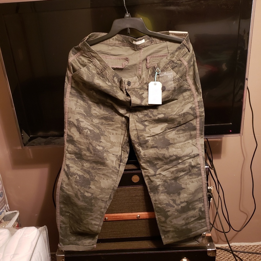 Maurices Camo Capris